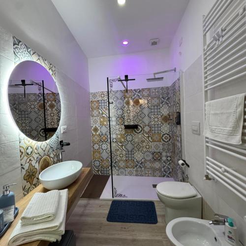 ein Badezimmer mit Dusche, Toilette und Waschbecken in der Unterkunft A Piè Piazza in Barisciano