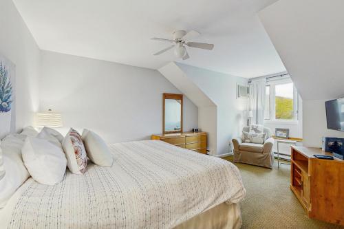 a bedroom with a bed and a ceiling fan at Loon Landing at Rivergreen in Lincoln