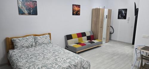 ein Schlafzimmer mit einem Bett und einem Stuhl in der Unterkunft Studio Ajustorului rezidence ,Lacu Morii in Bukarest