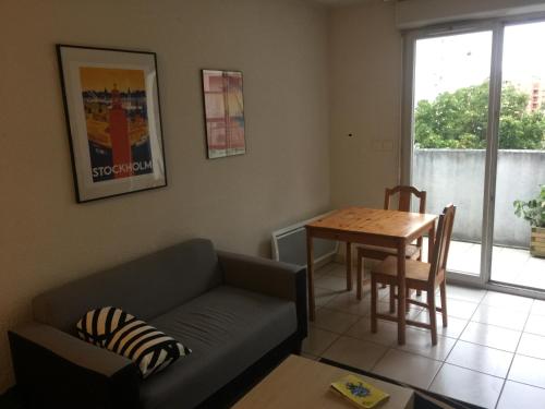 Appartement T1 avec terrasse au calme 4ème étage sur 4