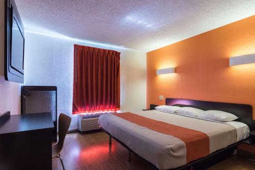 Tempat tidur dalam kamar di Motel 6-Arkadelphia, AR