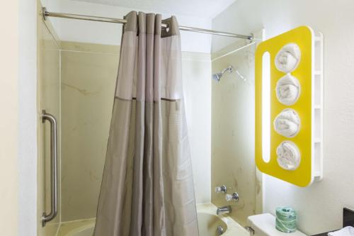 y baño con ducha y cortina de ducha. en Motel 6-Arkadelphia, AR, en Arkadelphia