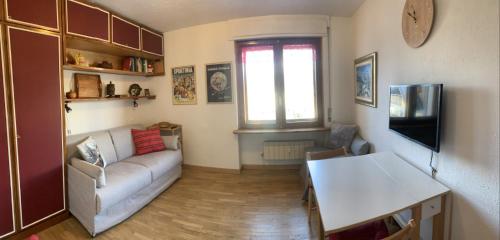 a living room with a couch and a table at Studio Seguret in Sauze d'Oulx