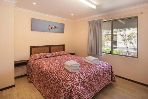 Кровать или кровати в номере Siesta Park Holiday Resort ABSOLUTE BEACHFRONT RESORT
