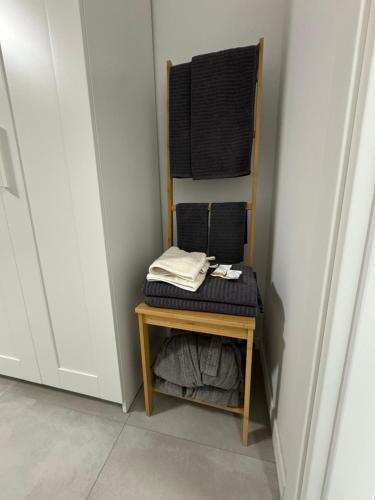 a small table in a room with a towel at Salix Aurea in San Martino Siccomario