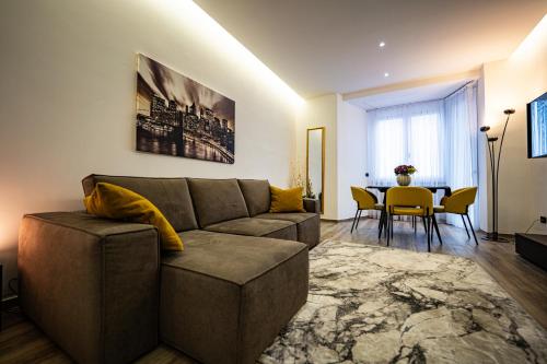 a living room with a couch and a table at Residenza La Chiave in Mantova