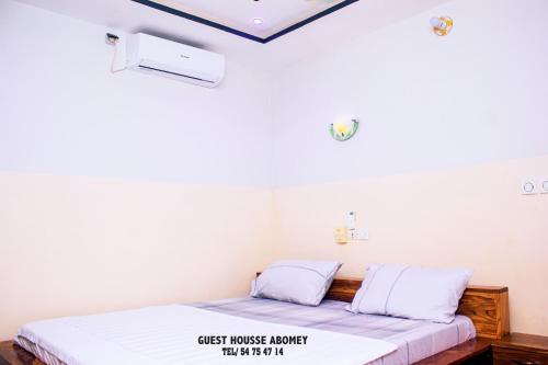 Llit o llits en una habitació de Guess House