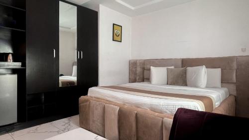 a bedroom with a large bed with a large mirror at Executive Luxury Room - Spa - Gym - Parking in Lekki