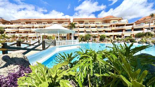 Heated Pool Royal Gardens by Deihu Experiences