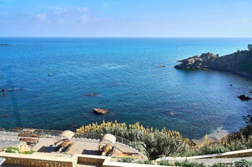 Una vista aérea de una playa con el océano. en Résidence Océane T2, en Argel