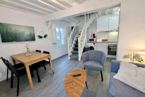 a living room with a table and a couch at Le Duplex 4p - 2 chambres, centre Compiègne in Compiègne