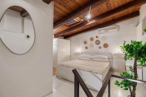 Duplex Trastevere with Courtyard