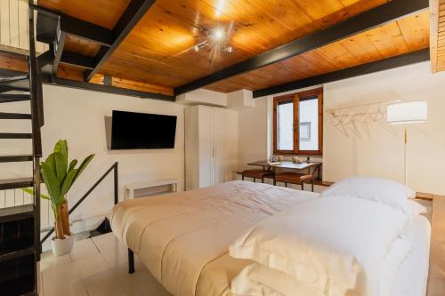 Duplex Trastevere with Courtyard
