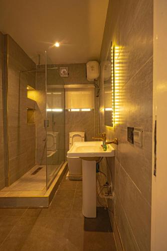 a bathroom with a sink and a shower at Ocean View Lekki Ikate in Alaguntan
