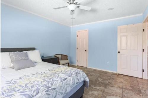 a bedroom with a bed and a ceiling fan at Cozy Room with a Pool in Houston