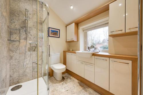 a bathroom with a shower and a toilet and a sink at 1 Bed in Woodbridge oc-stabu in Ufford