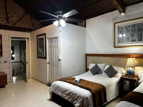 ein Schlafzimmer mit Bett und Deckenventilator in der Unterkunft Casa Vintage & Eventos in Yautepec de Zaragoza