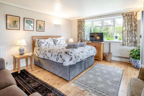 a bedroom with a bed and a television in it at 1 Bed in Mumbles oc-hh631 in Oystermouth