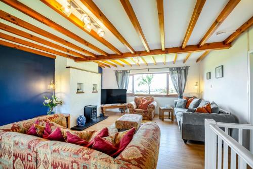 a living room with a couch and a tv at 3 Bed in Pwllheli oc-penmae in Pwllheli