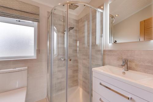 a bathroom with a shower and a sink at 3 Bed in Burnham Market oc-2334 in Burnham Market