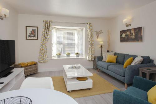 a living room with a couch and a table at 2 Bed in Bath oc-bhr32 in Bath