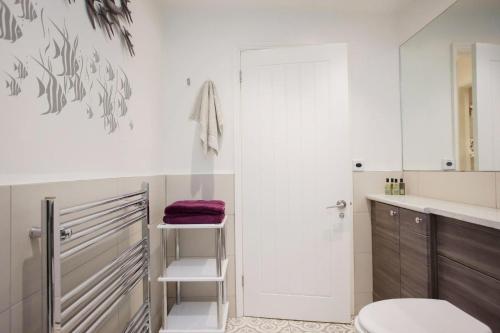 a bathroom with a toilet and a sink at 2 Bed in Bath oc-bhr32 in Bath