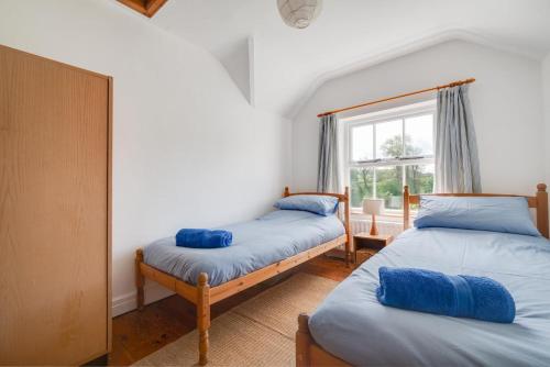 two twin beds in a room with a window at 3 Bed in Bakewell oc-dckno in Youlgreave