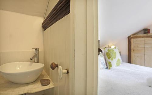 a bathroom with a sink and a bed at 1 Bed in Woodbridge oc-tcl in Badingham
