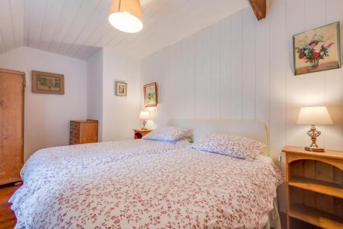 a bedroom with a bed with two pillows at 3 Bed in Dolgellau oc-wah569 in Llanfachreth