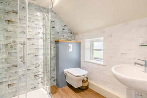 a bathroom with a toilet and a sink at 2 Bed in Snape oc-wico in Snape