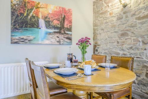 a dining room with a table and a painting on the wall at 2 Bed in Cray oc-bow287 in Cray