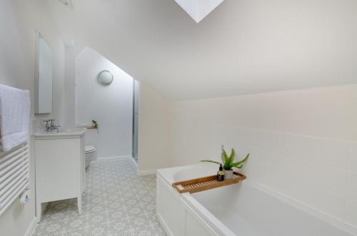 a white bathroom with a tub and a sink at 2 Bed in Newton oc-swro in Sudbury