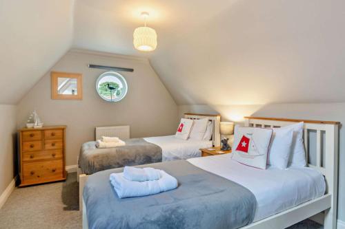 a bedroom with two beds and a window at 4 Bed in Southwold oc-hsumme in Reydon