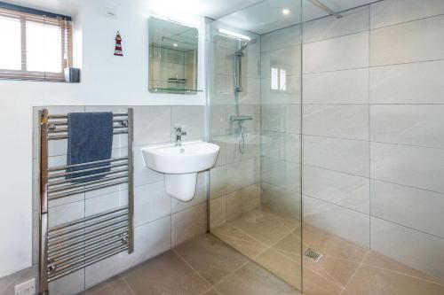 a bathroom with a sink and a glass shower at 2 Bed in Bramfield oc-cobb in Bramfield