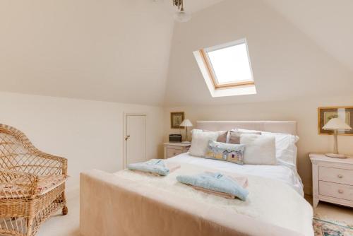 a bedroom with a large white bed with pillows at 2 Bed in Reydon oc-aatheh in Reydon