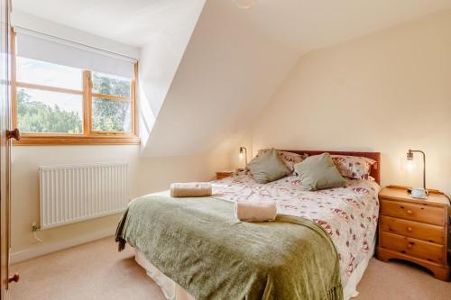 a bedroom with a large bed and a window at 2 Bed in Woodbridge oc-vav in Hollesley