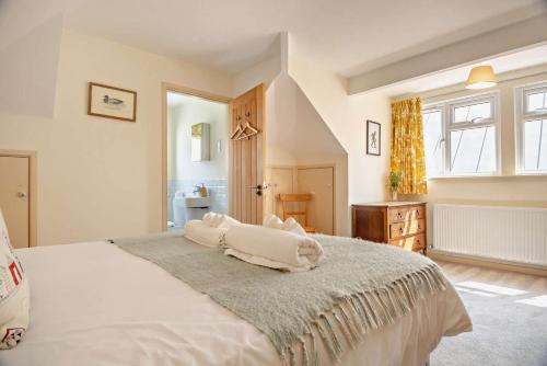 a bedroom with a large bed with a animal on it at 7 Bed in Aldeburgh oc-midba in Aldeburgh
