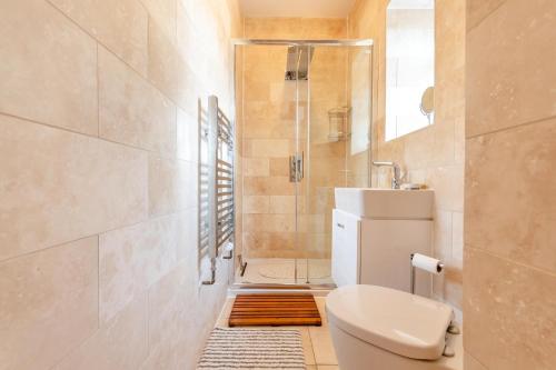 a bathroom with a toilet and a shower at 3 Bed in Crich oc-dcivyd in Crich