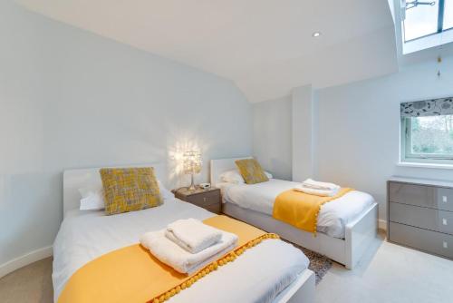 a bedroom with two beds and a window at 6 Bed in Knodishall oc-bil in Aldringham