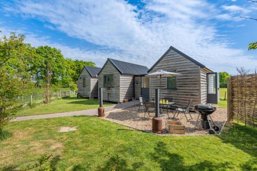 a small house with a grill in a yard at 2 Bed in Biddenden oc-cb666 in Biddenden