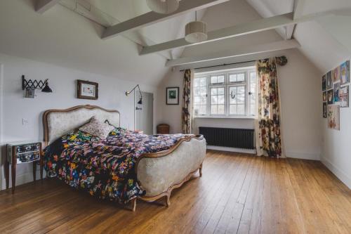 a bedroom with a bed and a window at 3 Bed in Walberswick oc-spinn in Walberswick