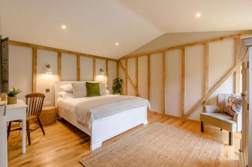 a bedroom with a bed and a table and a chair at 1 Bed in Wadhurst oc-tw673 in Wadhurst