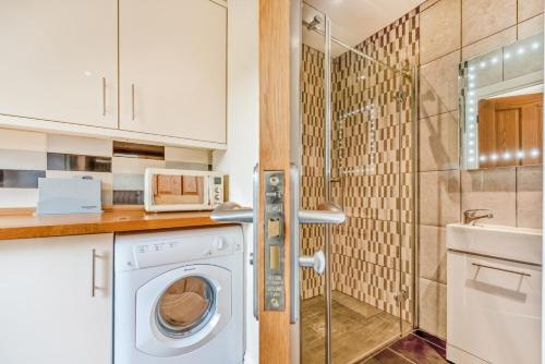 a washing machine in a kitchen with a shower at 2 Bed in Llandysul oc-was280 in Rhyd Lewis