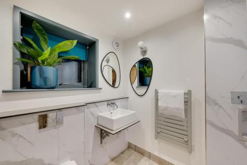 a bathroom with a sink and a mirror at 3 Bed in Holme-on-Spalding-Moor oc-vy213 in Holme upon Spalding Moor