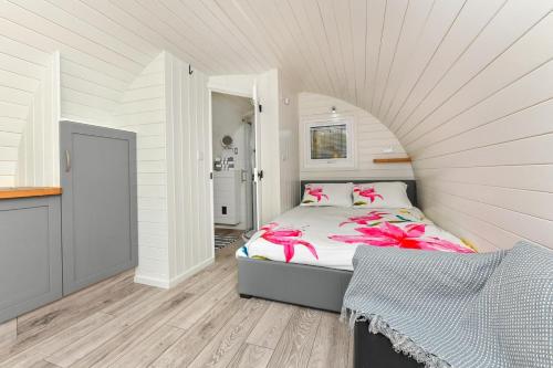 a bedroom with a bed with pink flowers on it at 4 Bed in Abersoch oc-egrypo in Abersoch