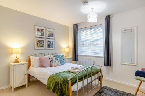 a bedroom with a bed and a window at 2 Bed in St. Ives oc-18stn in St Ives