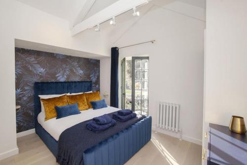 a bedroom with a blue bed with yellow pillows at 2 Bed in Bath oc-bhr8 in Bath