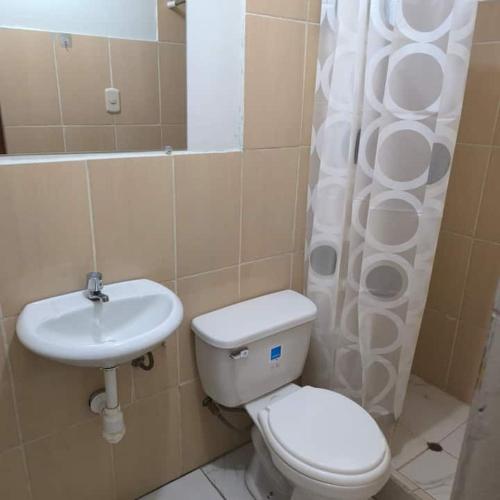 a bathroom with a toilet and a sink at Hospedaje Samay Lodge - autogestionado in Chivay