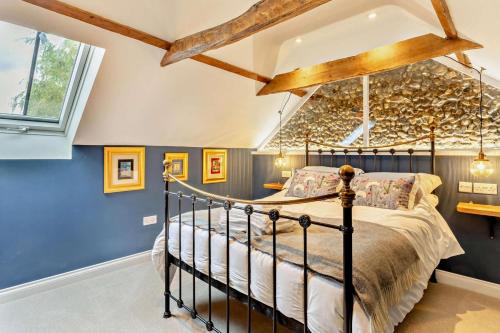 a bedroom with a bed and blue walls at 2 Bed in Rede oc-t29450 in Rede