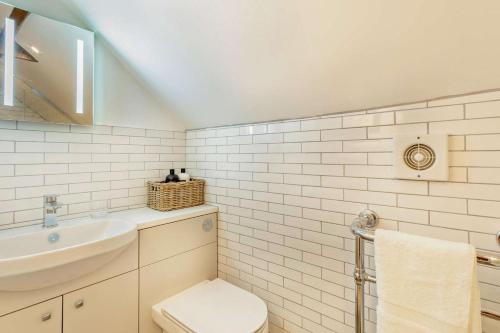 a white bathroom with a sink and a toilet at 2 Bed in Rede oc-t29450 in Rede